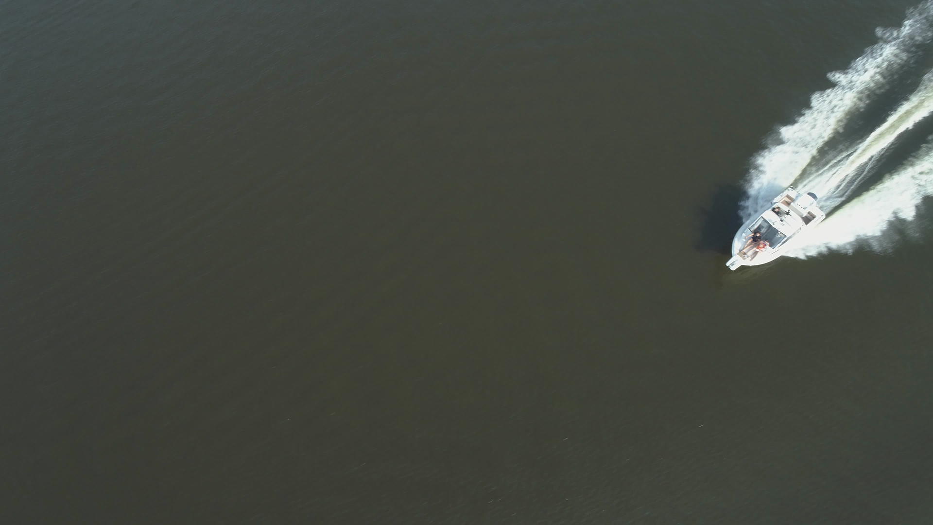 豪华高速摩托艇在阳光明媚的日子在海上巡航鸟瞰无人机视频的预览图