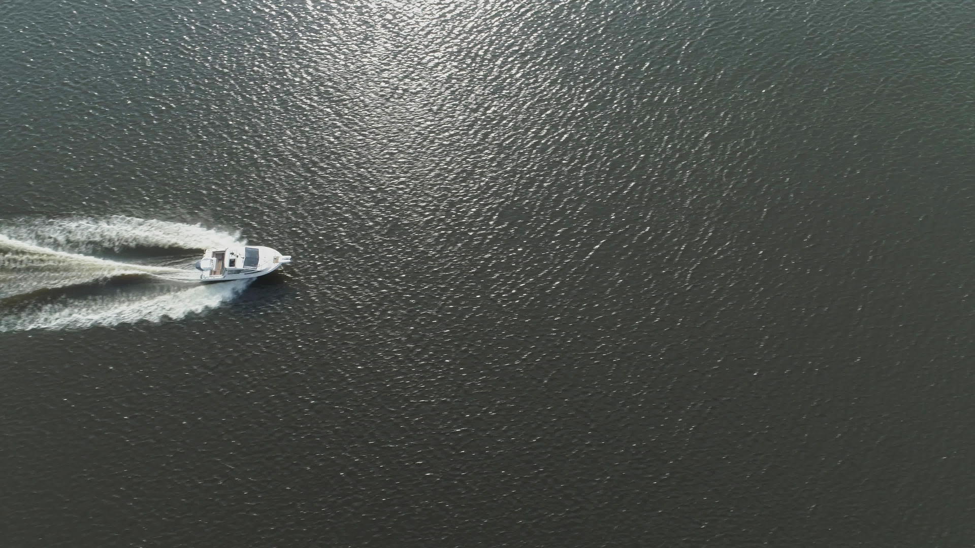 无人驾驶飞机从上到下垂直飞行在海上航行视频的预览图