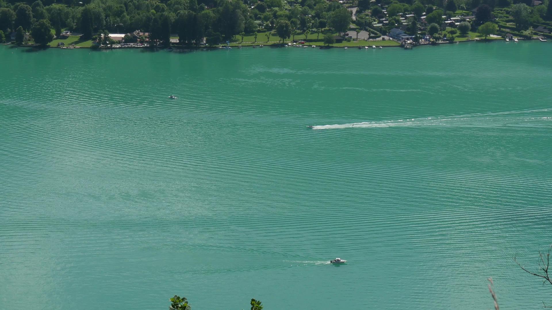 湖内Annecy湖上的小船视频的预览图