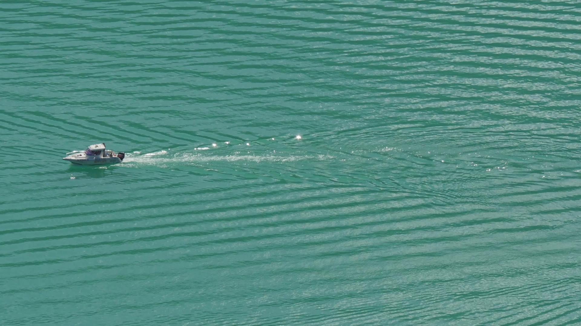 湖内Annecy湖上的小船视频的预览图
