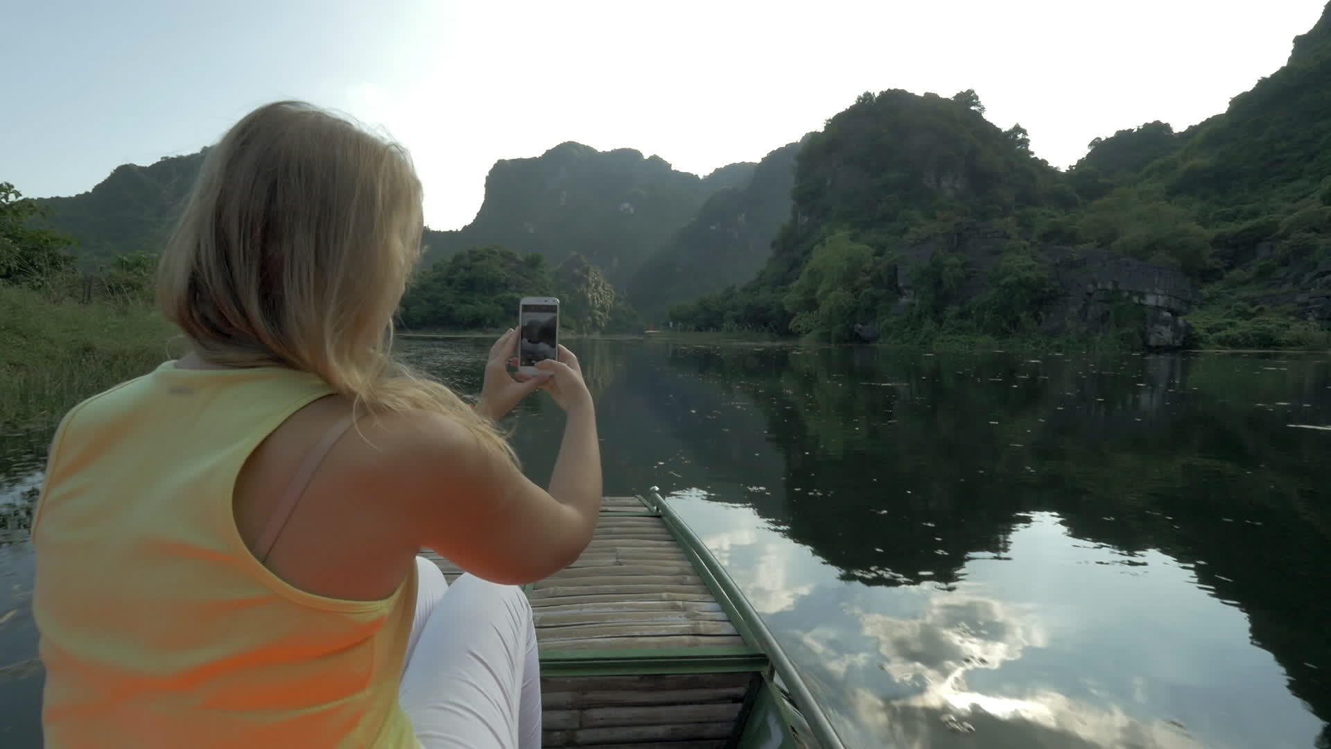 女游客在游轮中与牢房拍照的地点河内长途旅行视频的预览图