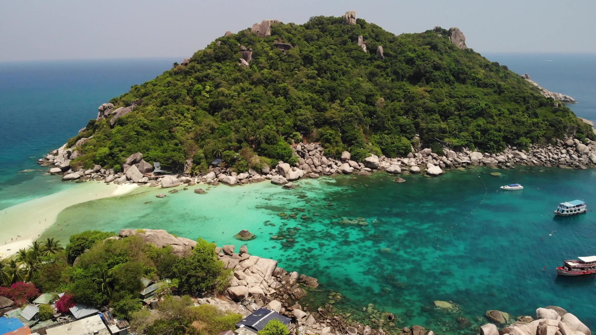 在泰国阳光明媚的日子里小岛附近的船只漂浮在机动潜水船上视频的预览图