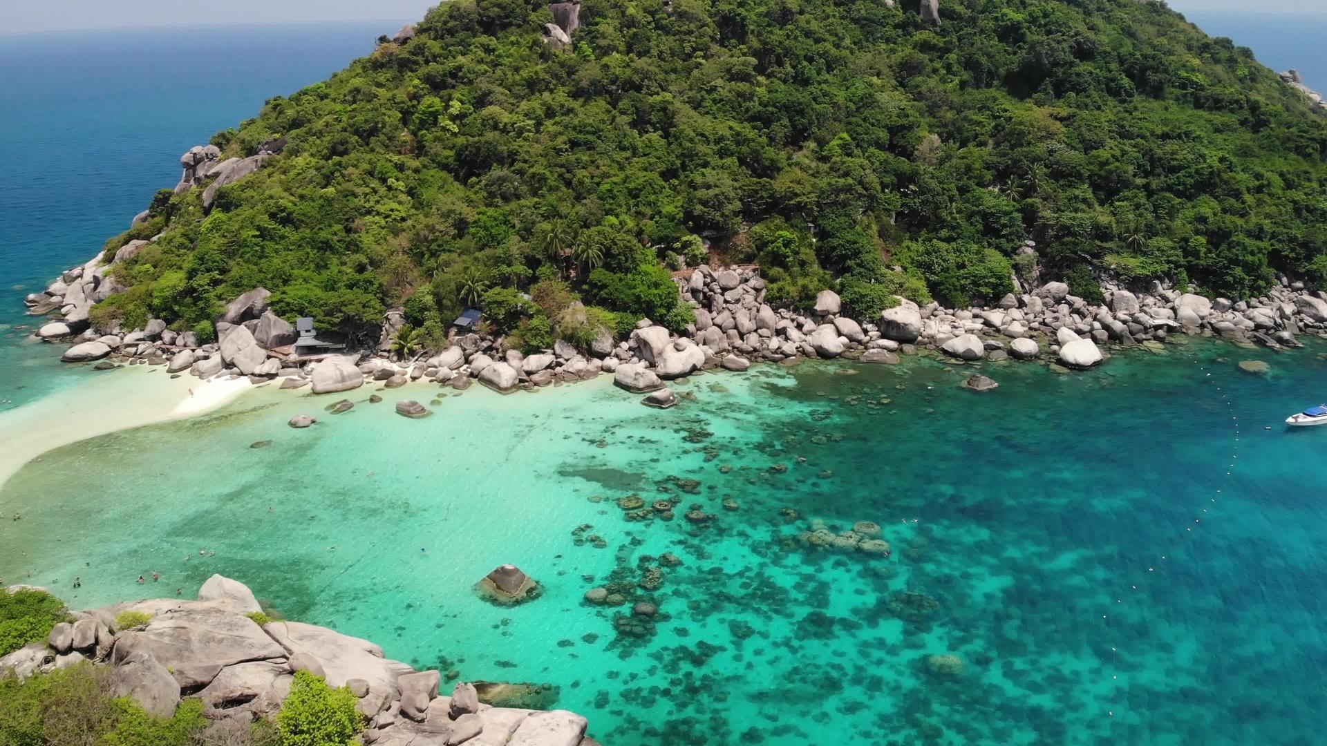 在泰国阳光明媚的日子里小岛附近的船只漂浮在机动潜水船上视频的预览图