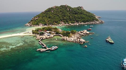 在泰国阳光明媚的日子里岛附近的小船和码头在海滩上视频的预览图