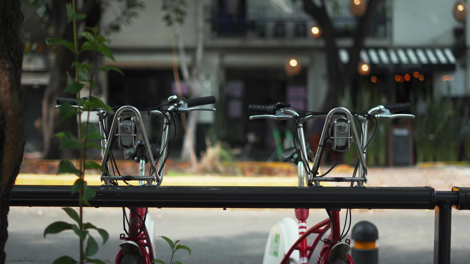 两辆公共自行车停在街上视频的预览图