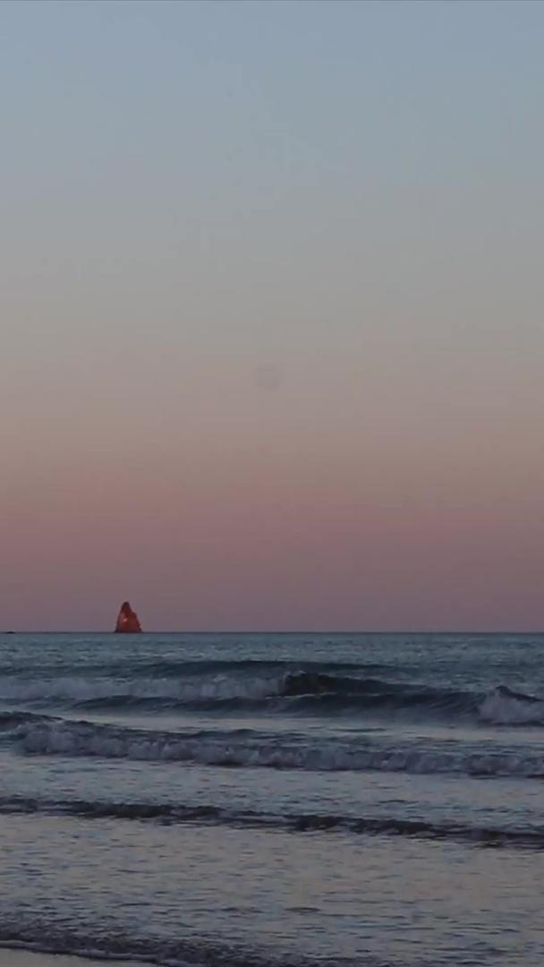 青岛石老人海边日落风景视频的预览图