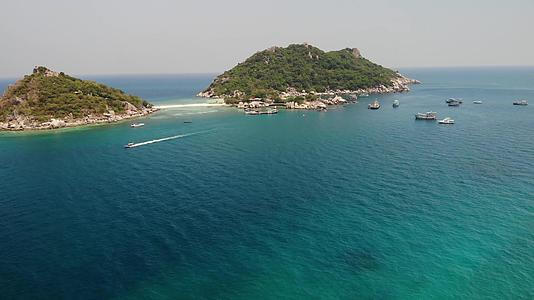在泰国阳光明媚的日子里岛附近的小船和码头在海滩上视频的预览图