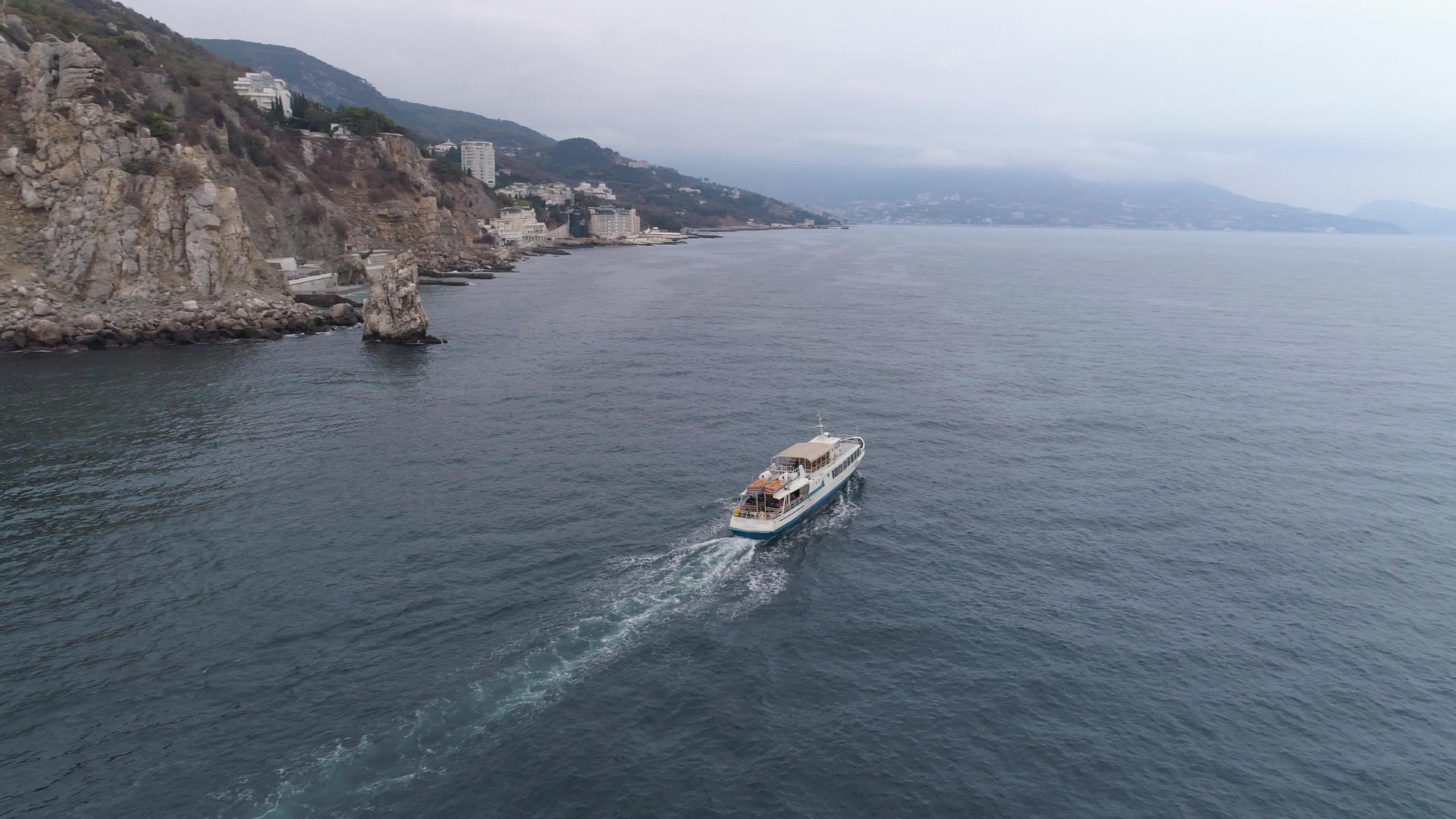 小白游轮在海岸线附近的海上航行无人机正在追捕视频的预览图