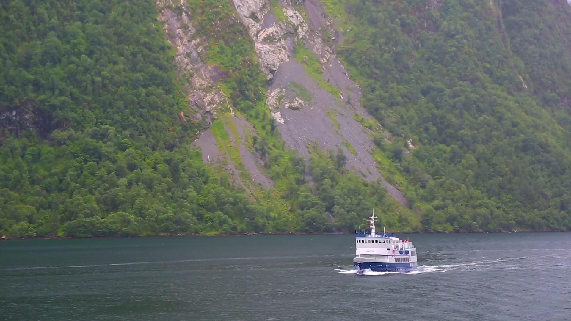 乘客乘坐的渡船停在诺韦吉恩湾视频的预览图