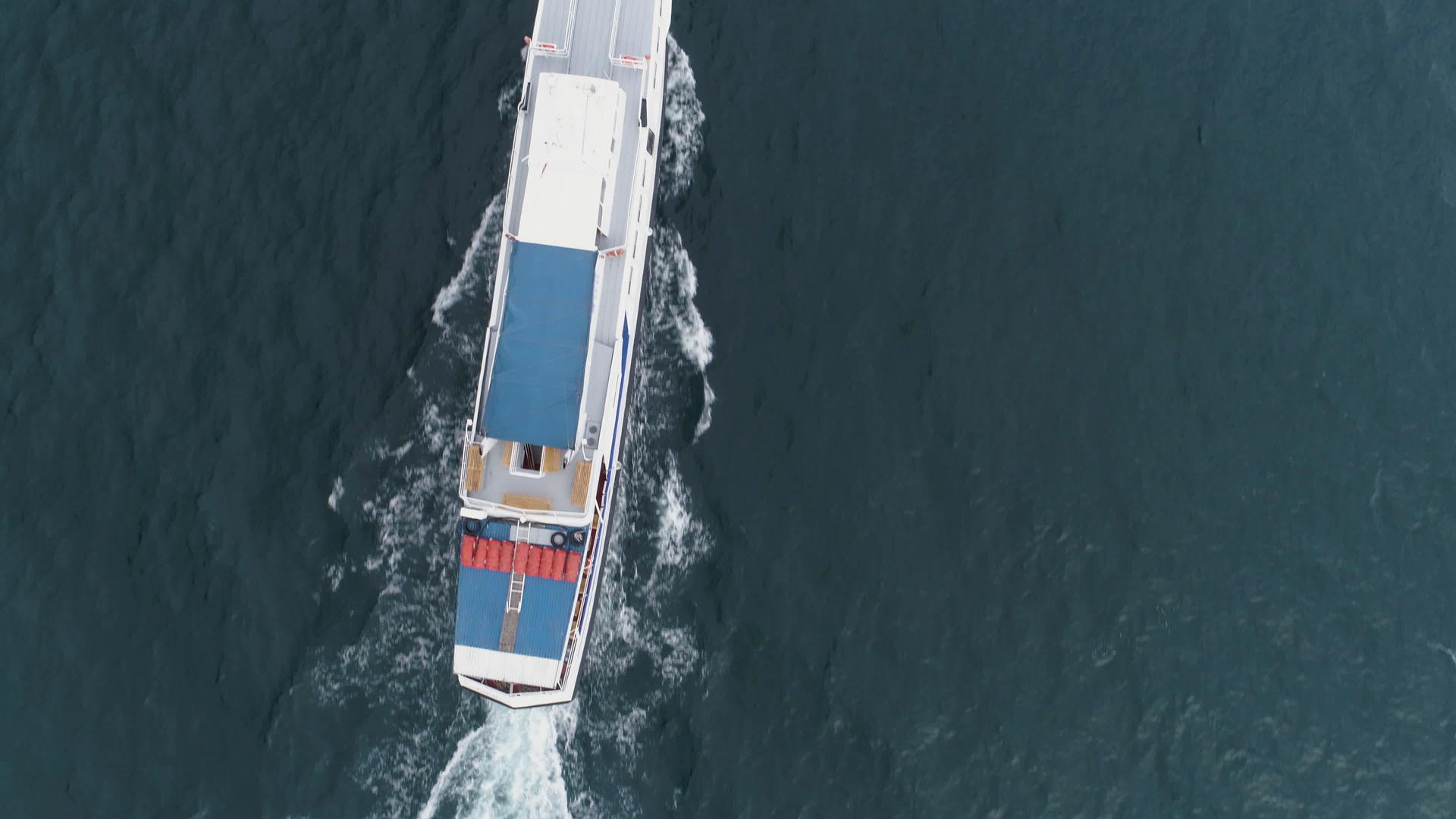 小白帆船在海上航行无人驾驶飞机在空中追逐船只视频的预览图