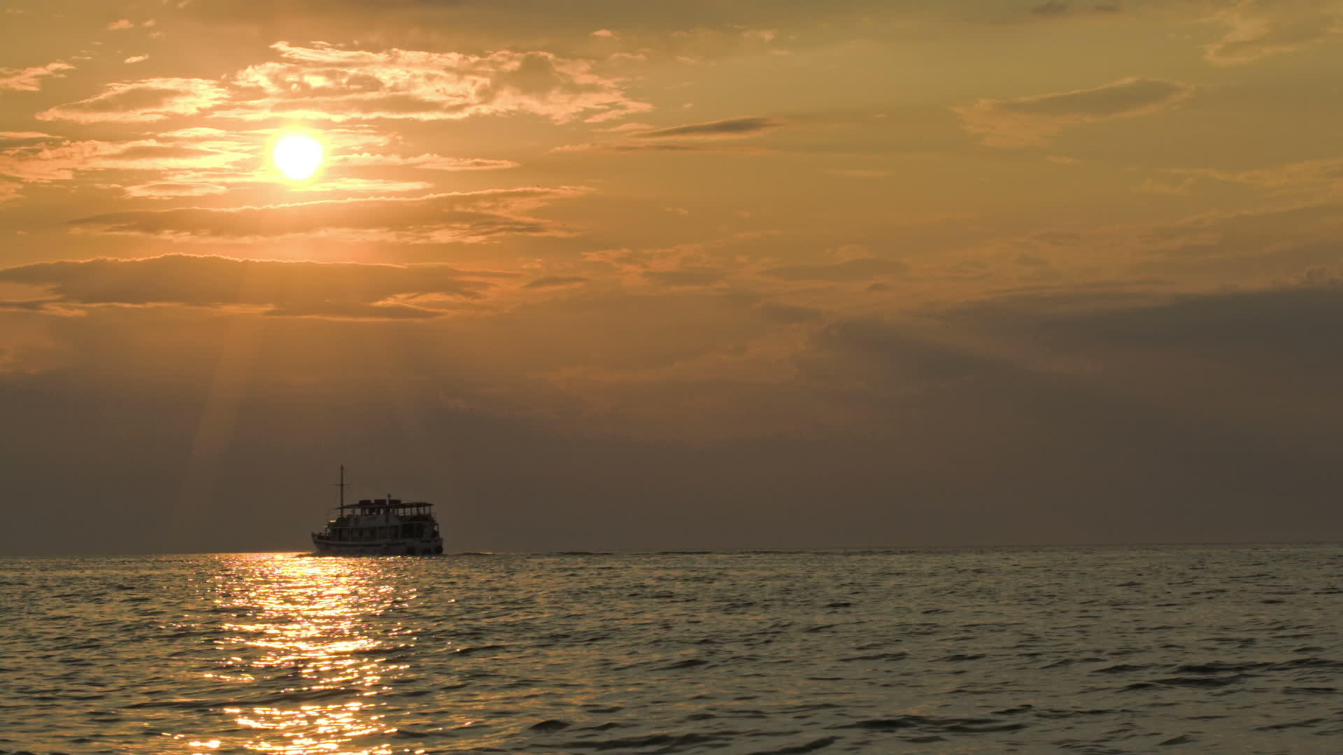 日落时在宁静的海中航行视频的预览图