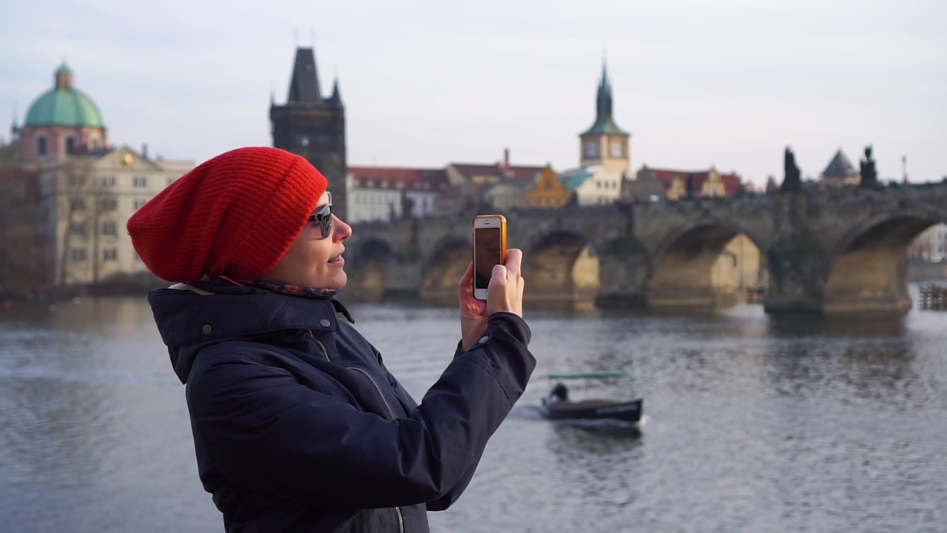 在Charles桥上用智能手机乘船射击的女孩Prague视频的预览图