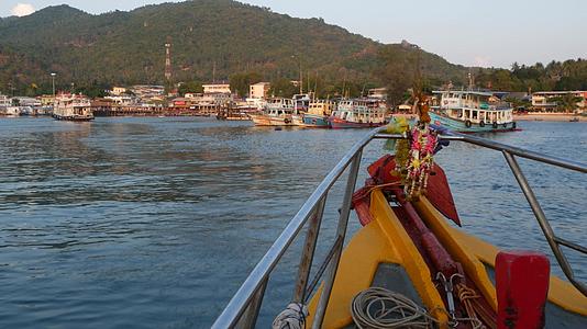 带着宗教护身符的明亮船漂浮在泰兰KoTao岛上潜水度假胜地视频的预览图