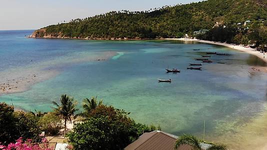 漂浮在平静的蓝色水面上的热带异国天堂岛白沙海岸附近视频的预览图