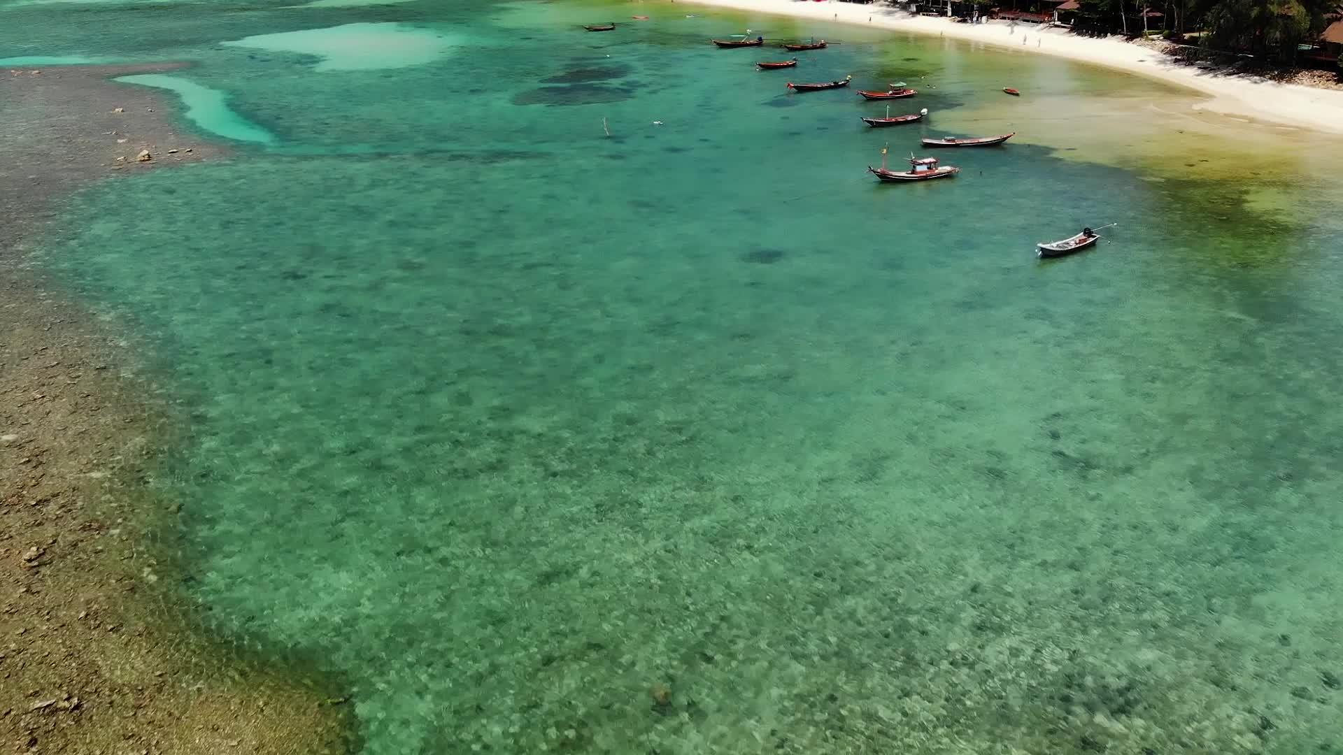 漂浮在平静的蓝色水面上的热带异国天堂岛白沙海岸附近视频的预览图