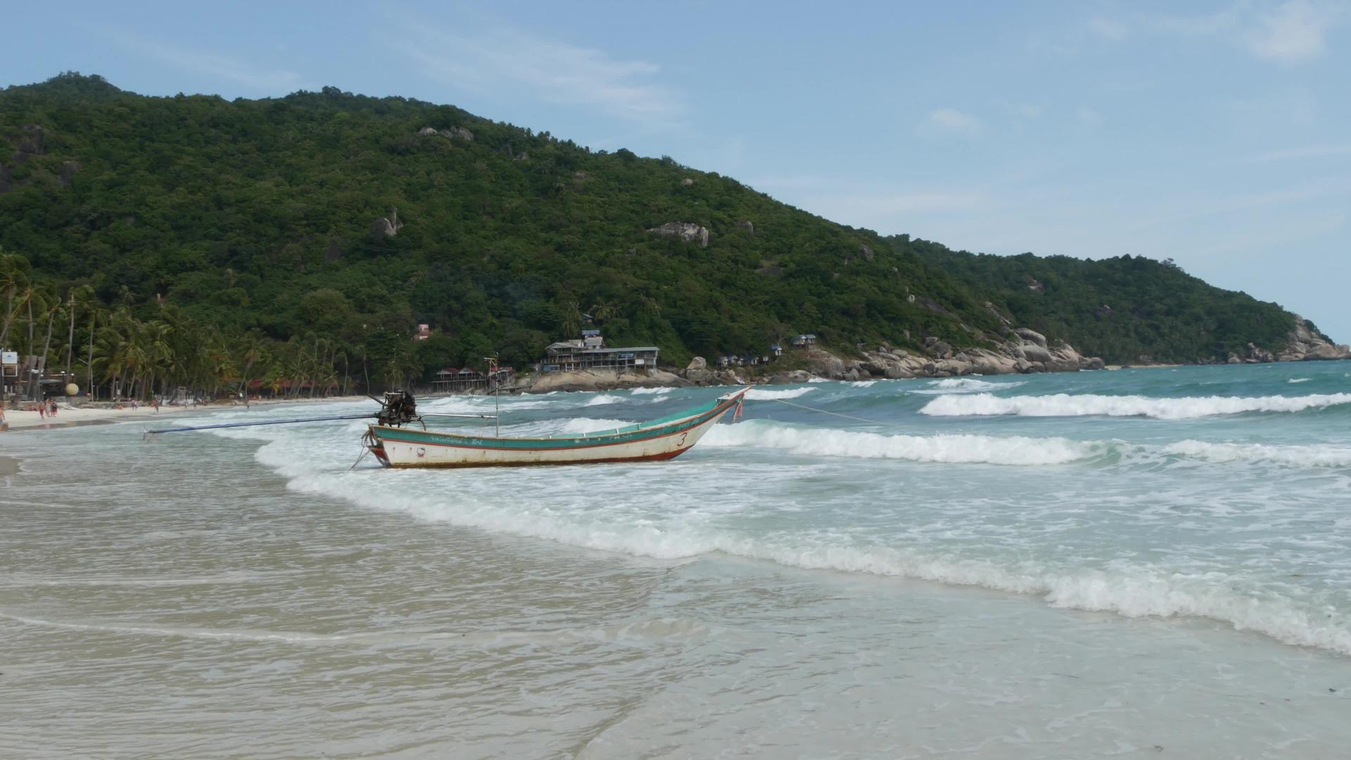 海岸上的传统船舶位于泰国热带异国情调的帕岸岛附近视频的预览图
