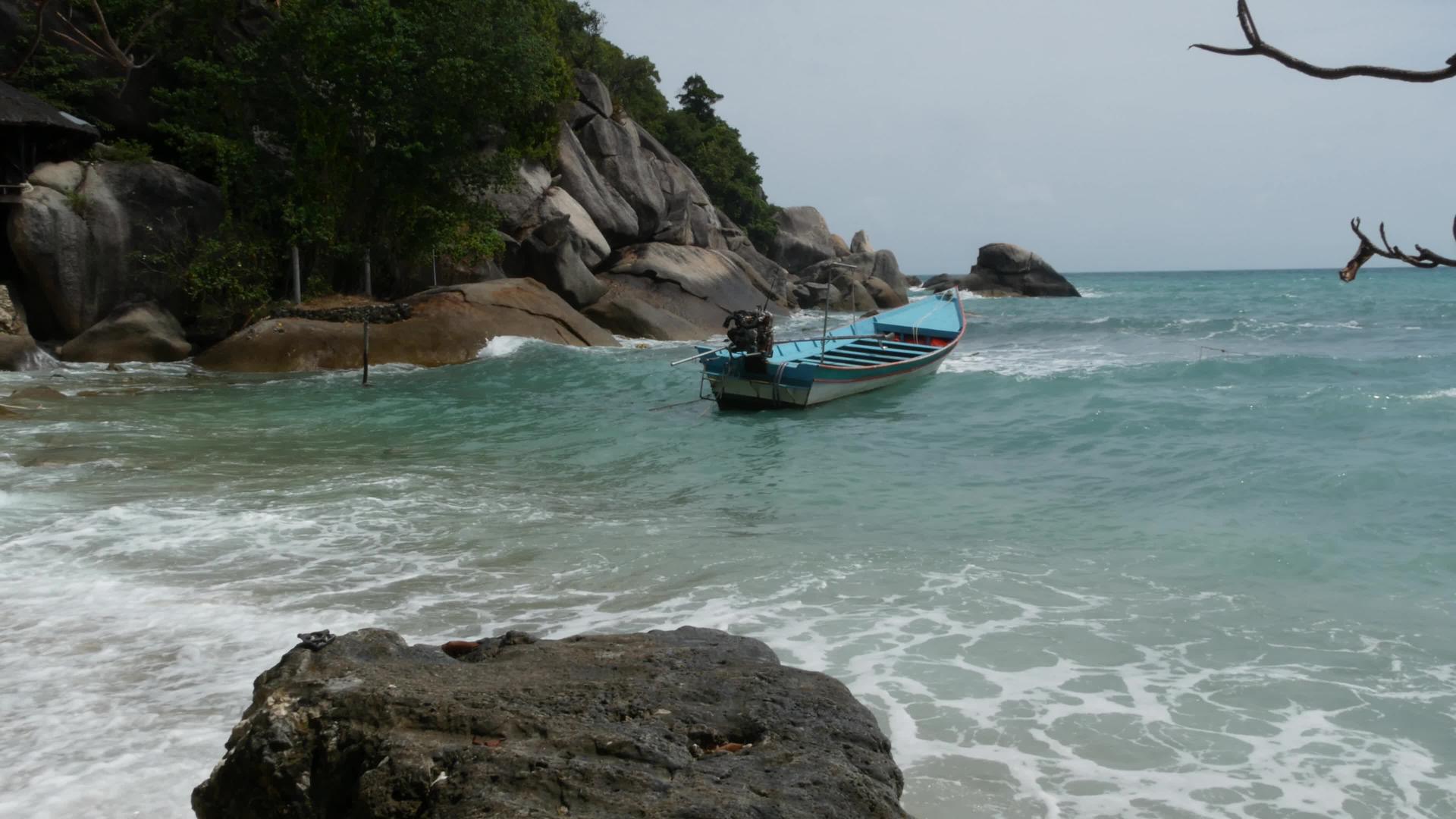 海岸上的传统船舶位于泰国热带异国情调的帕岸岛附近视频的预览图