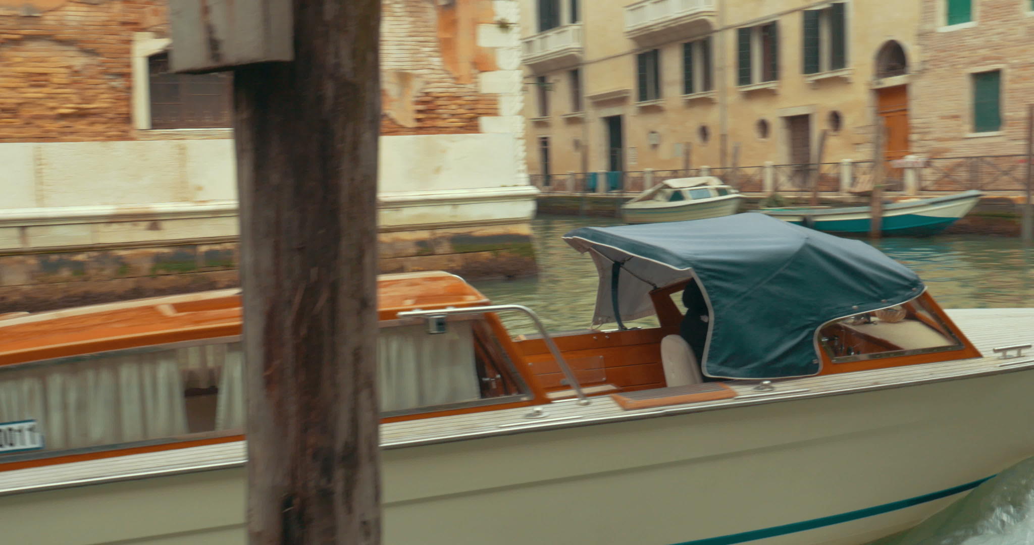 航行在Venice运河上的旅游船视频的预览图