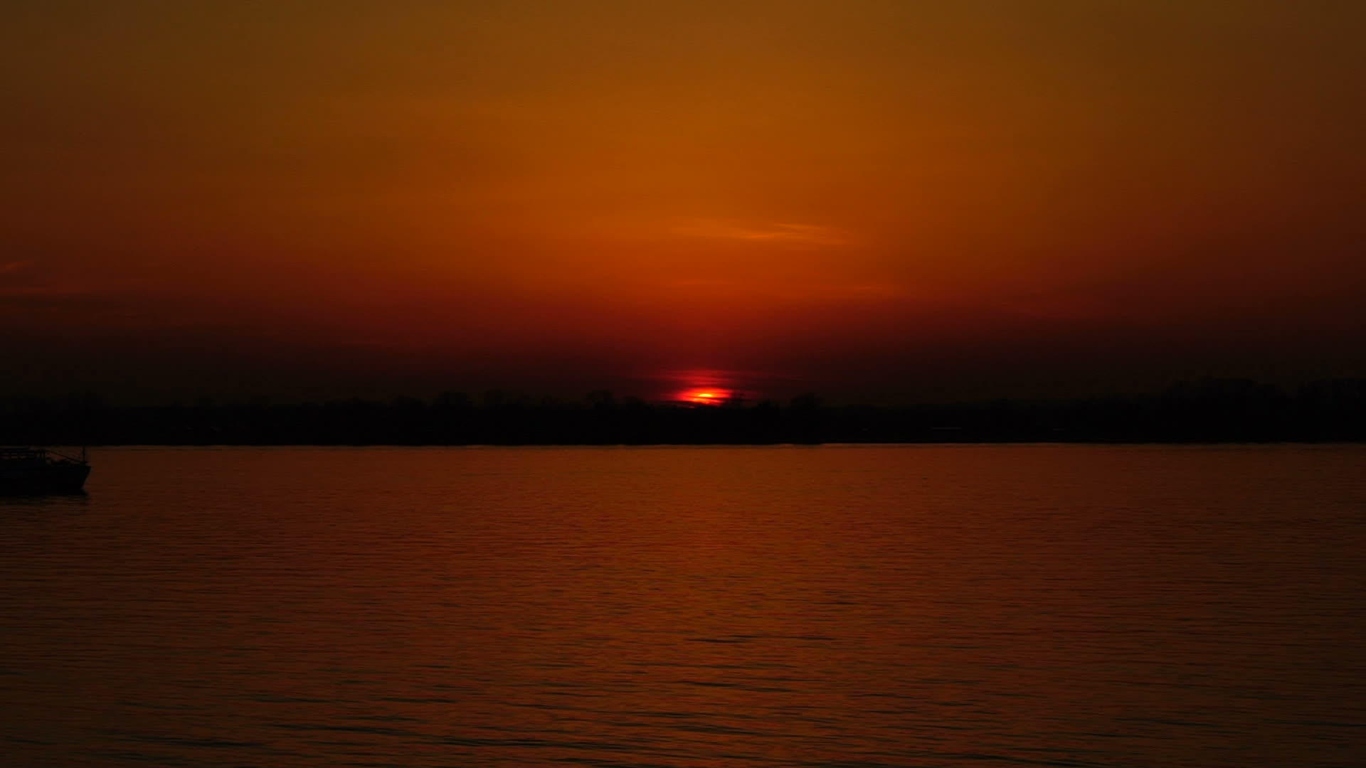 日落时在河上航行视频的预览图