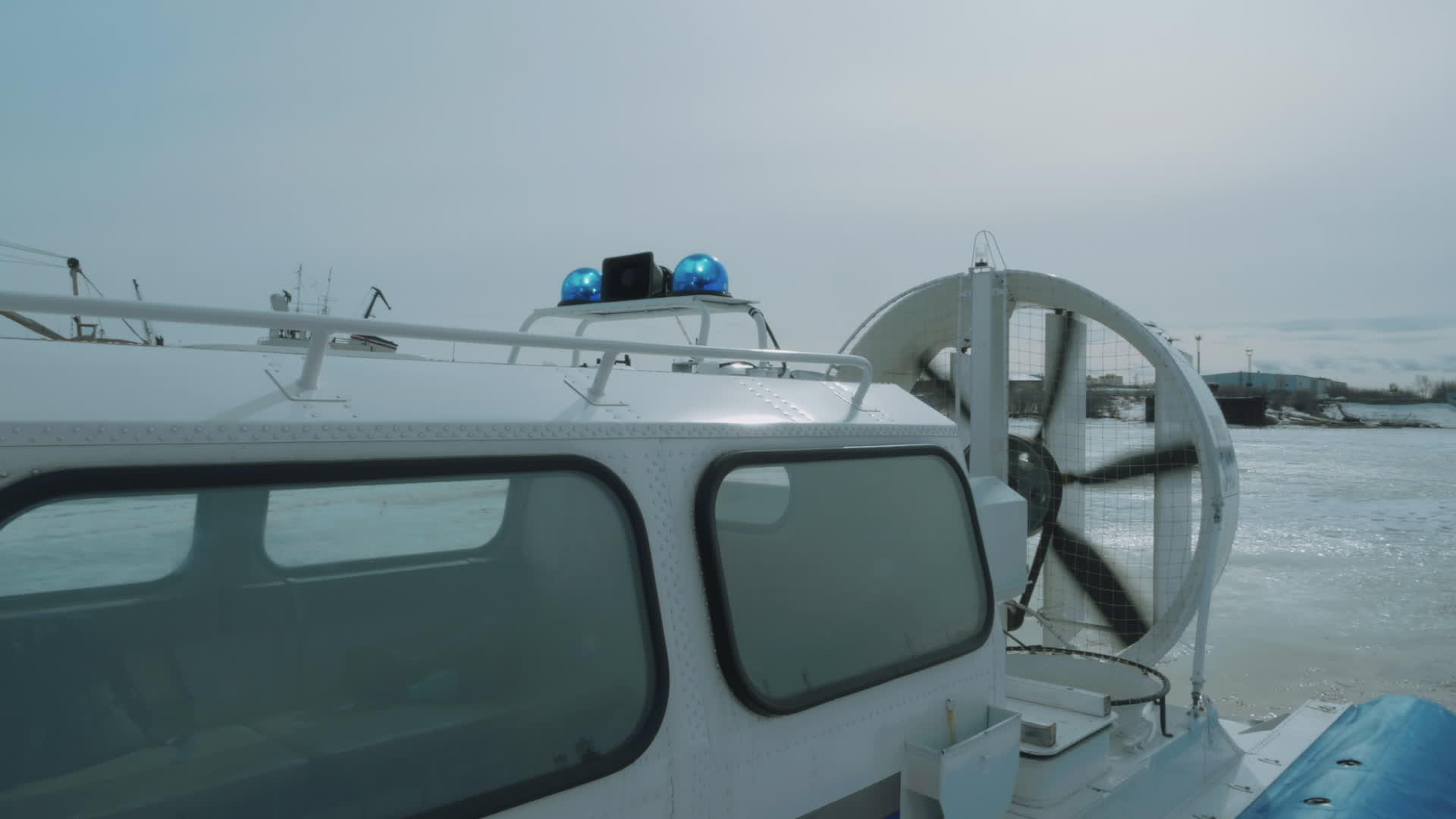 冷冻河上的小摩天轮有工作螺旋桨视频的预览图