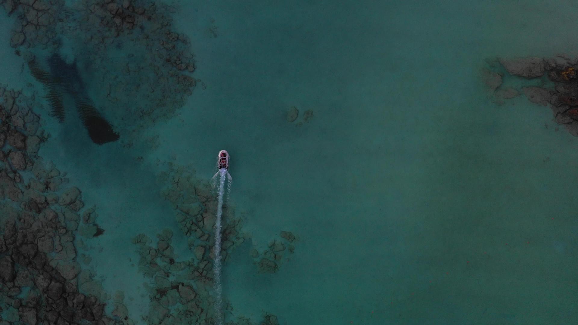 在令人惊叹的水晶般清澈的海水水中俯视着空中无人机视频的预览图