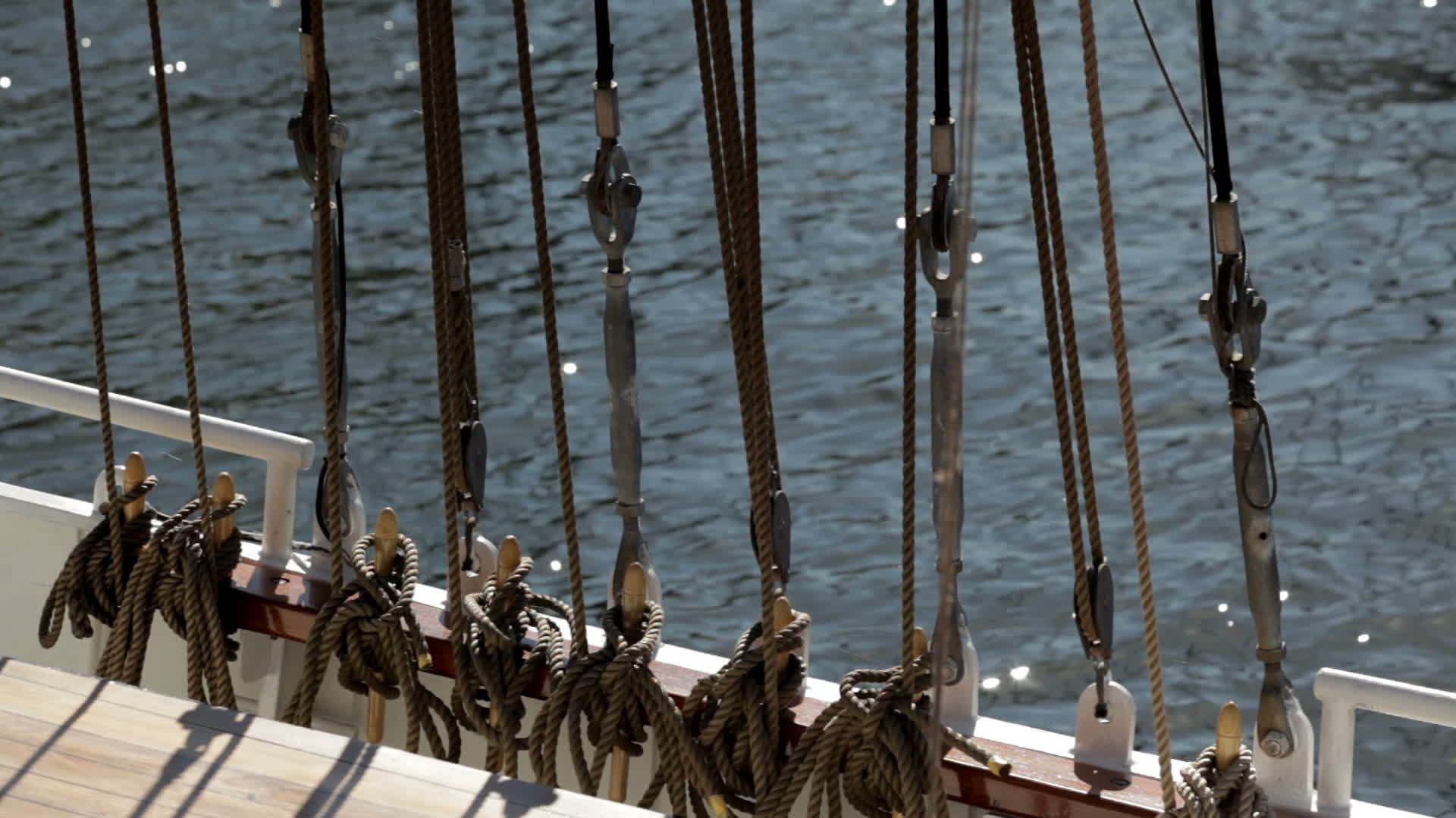 绳子和绳子在一艘旧帆船上视频的预览图