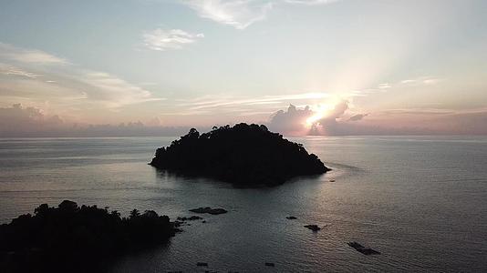 在Pulausayak在空中用射线照射日落视频的预览图