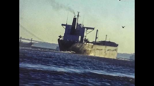 1975年纽约Hudson河的船舶视频的预览图