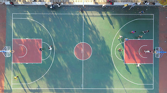 横向移动航拍校园操场边的篮球场4k运动素材视频的预览图