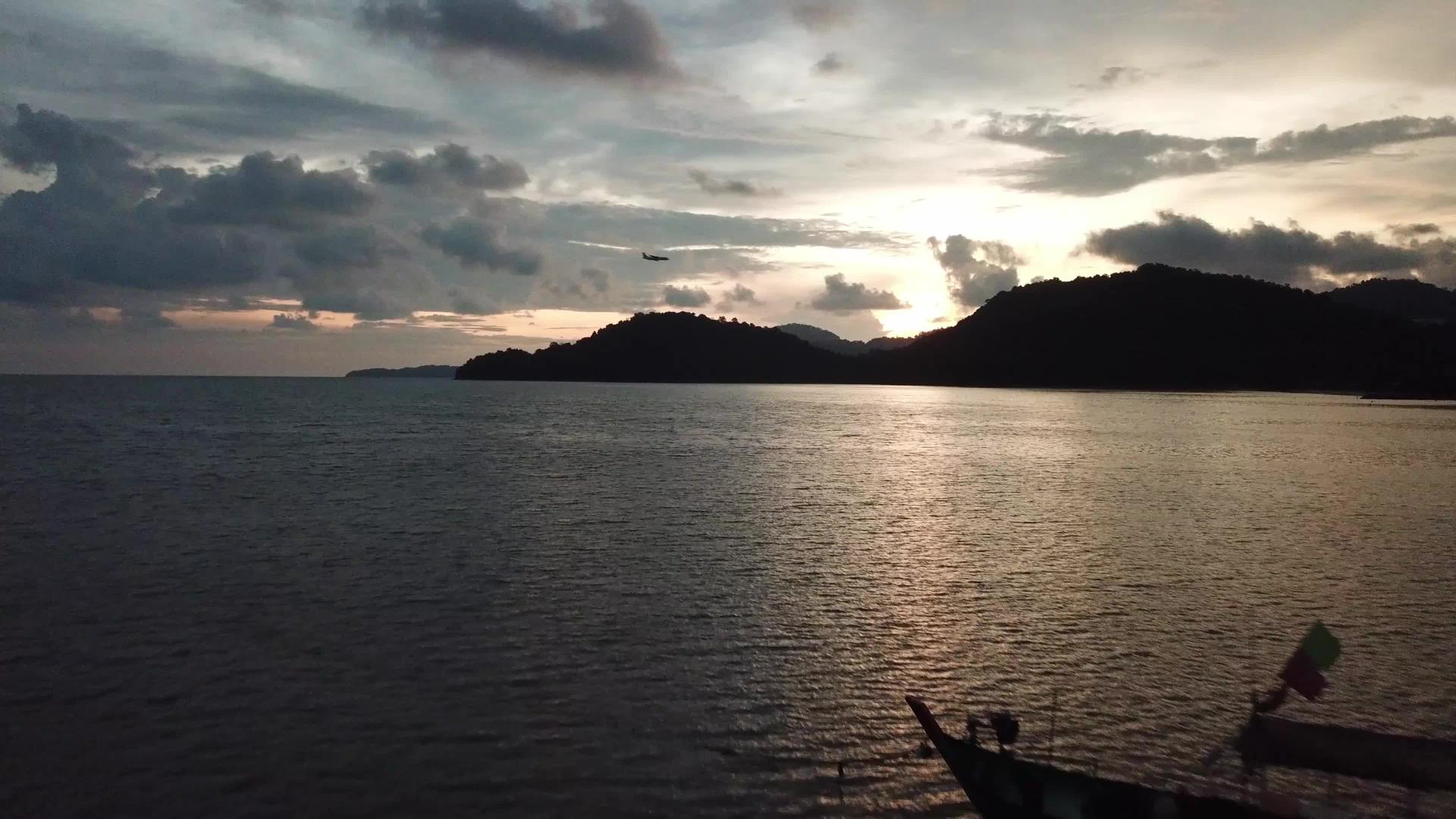 日落时乘船飞过PpermatangdamarLaut视频的预览图