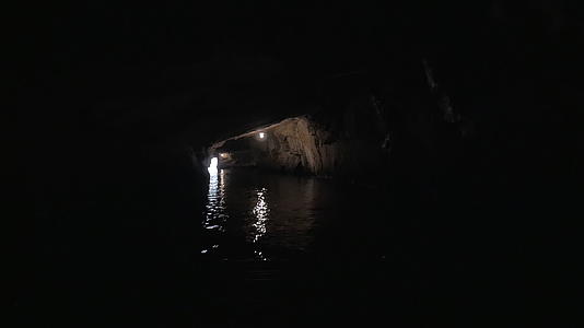 水流穿过长海湾的洞穴视频的预览图