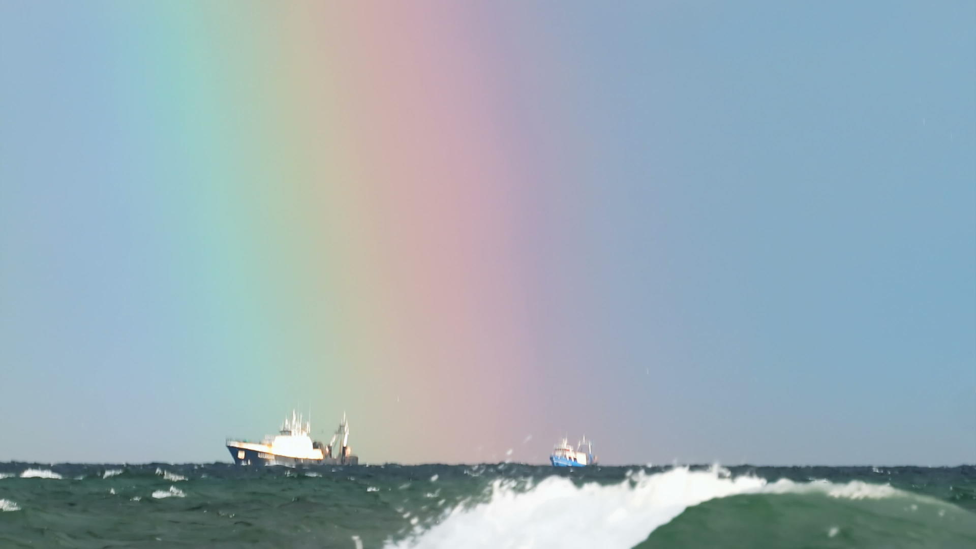 渔船在海平线上视频的预览图