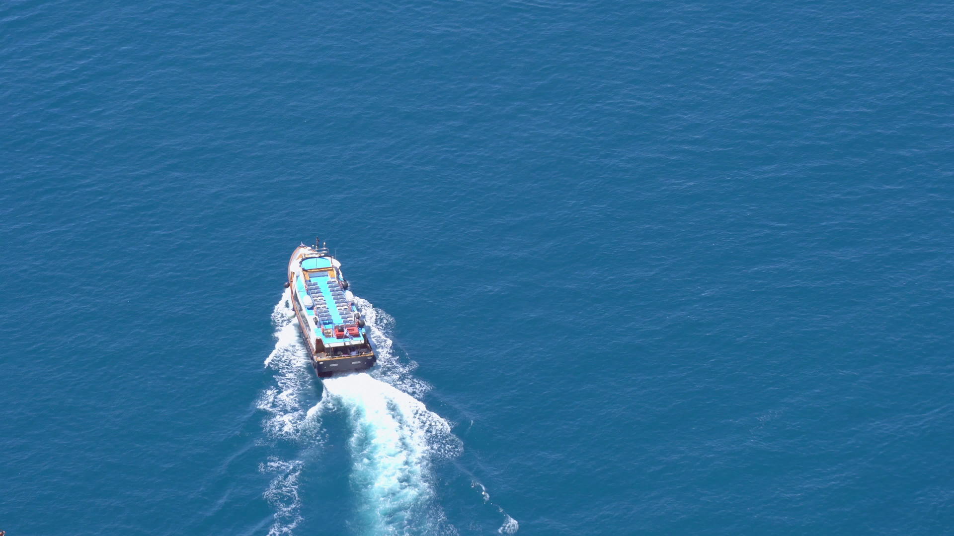在白天的豪华游艇上看到空中冒险和在桑托里尼旅行视频的预览图