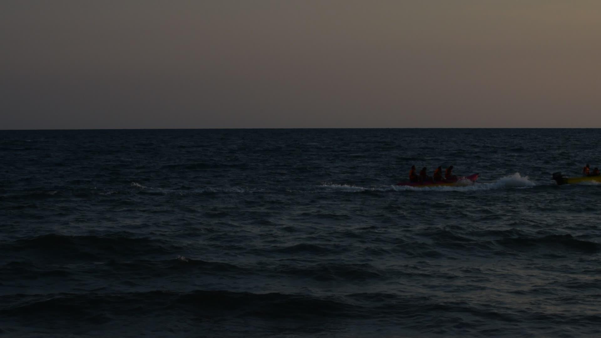 海洋和日落的光影有一艘香蕉船视频的预览图