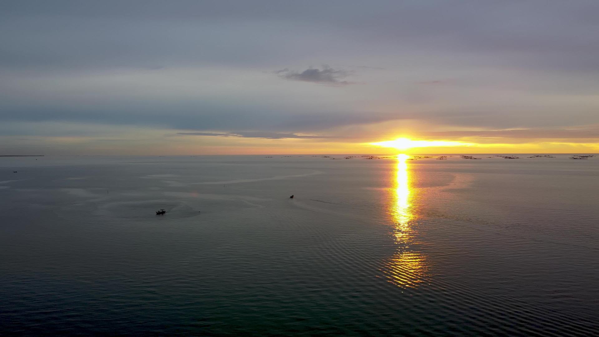 海面上的日落是丰富多彩的渔船视频的预览图