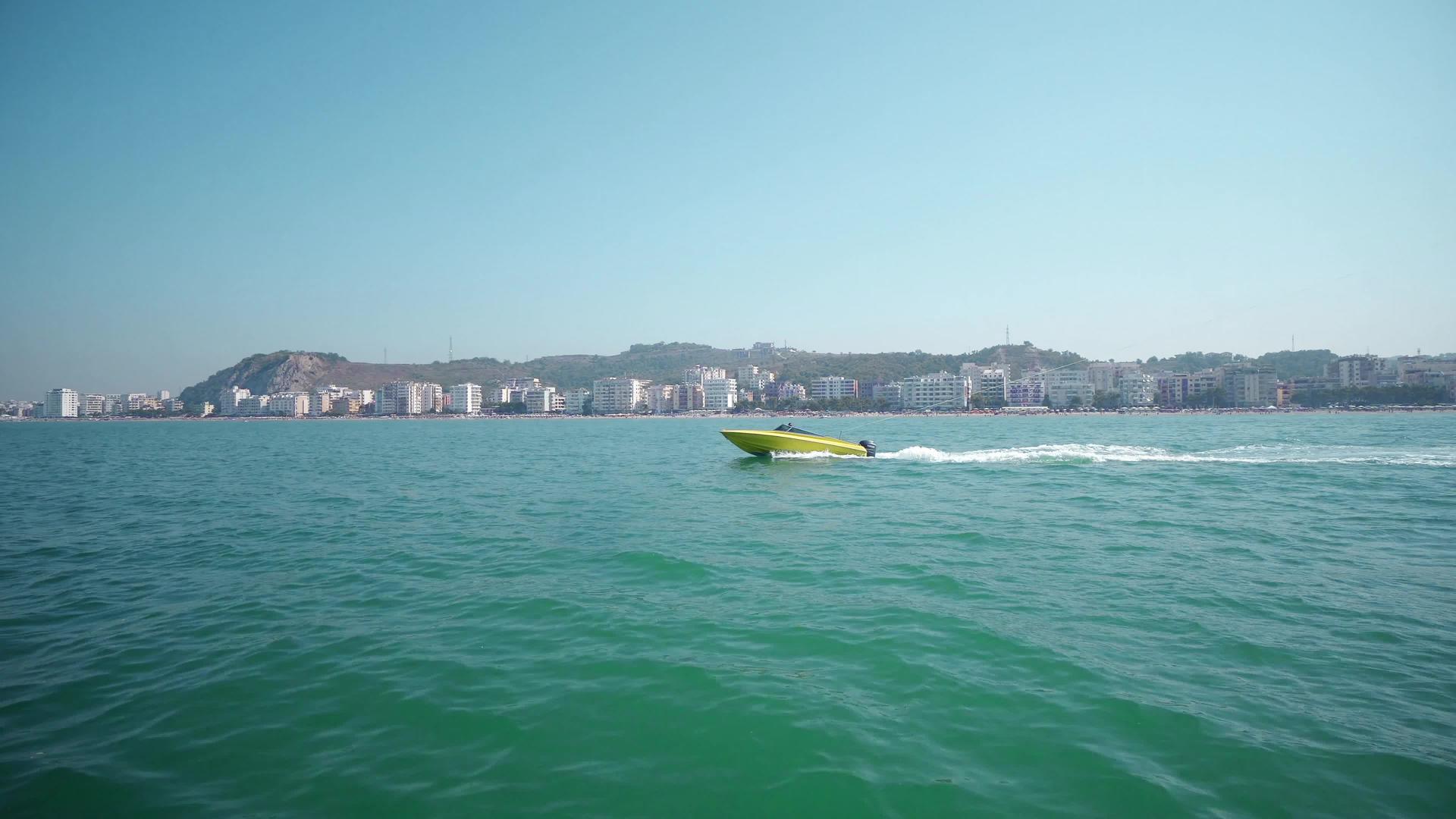 在美丽的蓝色海洋中豪华游艇在海岸附近航行视频的预览图