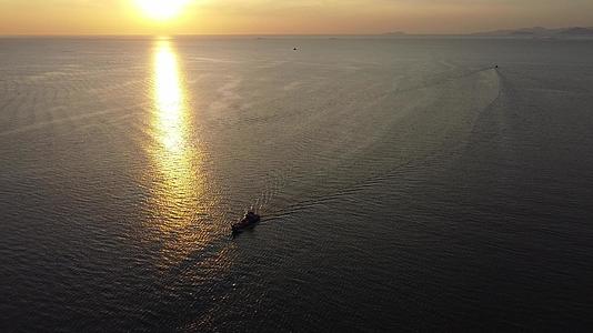 海上航行的渔船视频的预览图