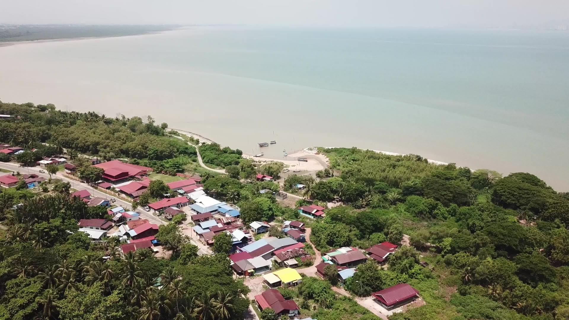 在Kulamuda看到沿海附近的空中钓鱼村视频的预览图