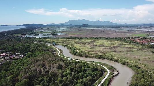 过河的背景是KulaMuda附近视频的预览图