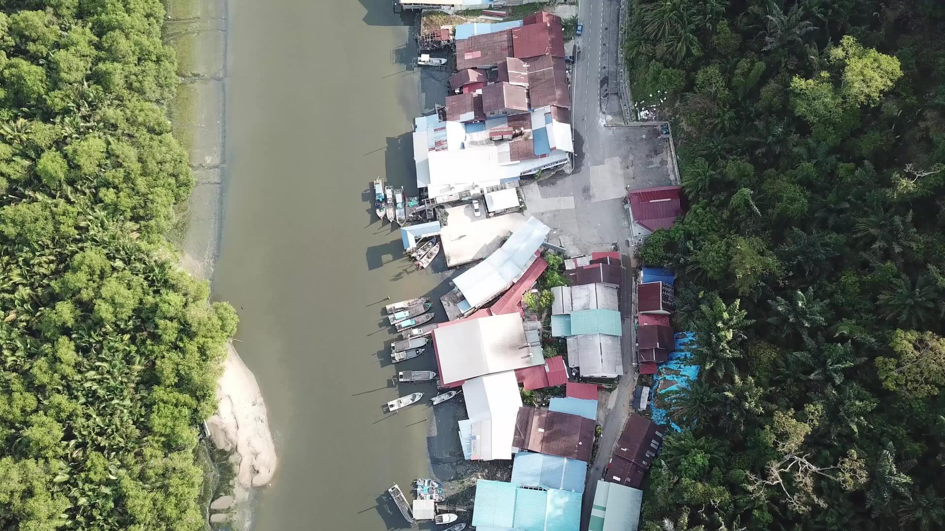 顶视图SungaiSemilang渔村视频的预览图