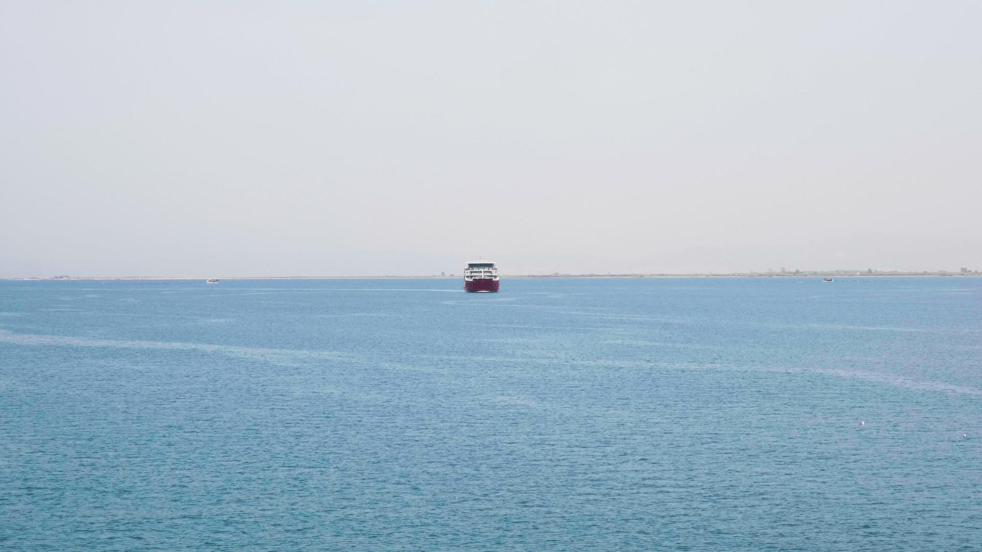 大型渡轮船在公海上航行视频的预览图