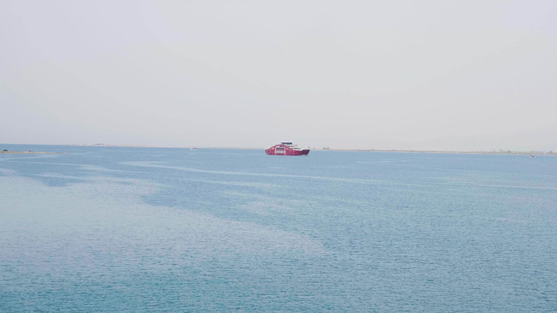 公海上的大型游轮载人视频的预览图