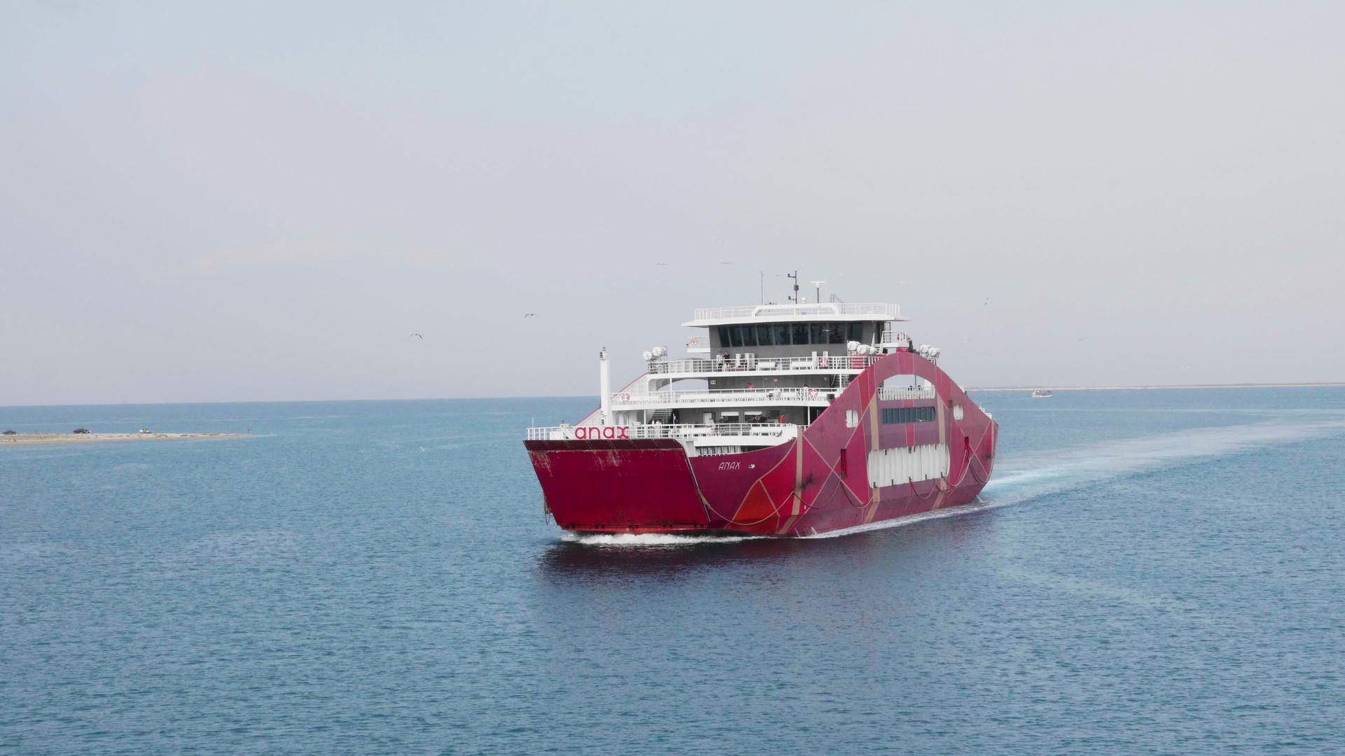 2019年9月大渡船与游客一起抵达港口视频的预览图