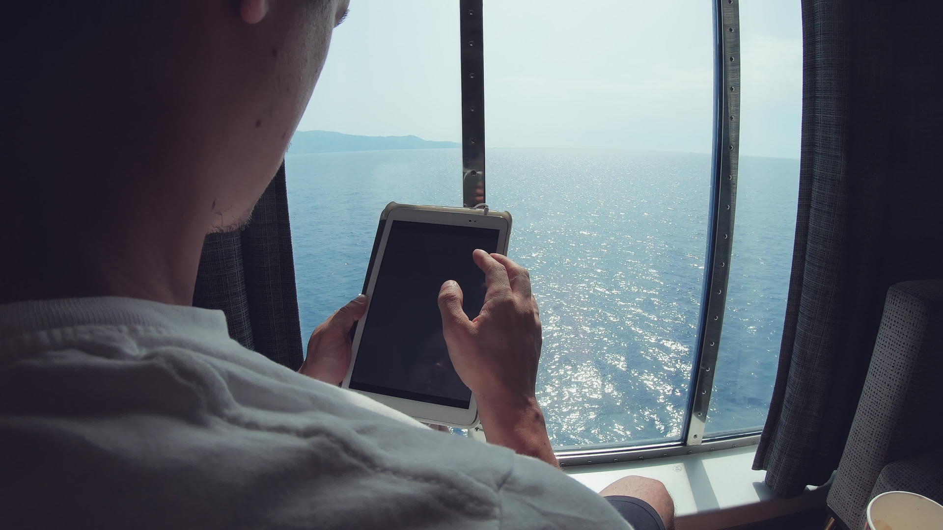 在快艇游轮上航行时使用现代技术阅读平板电脑视频的预览图