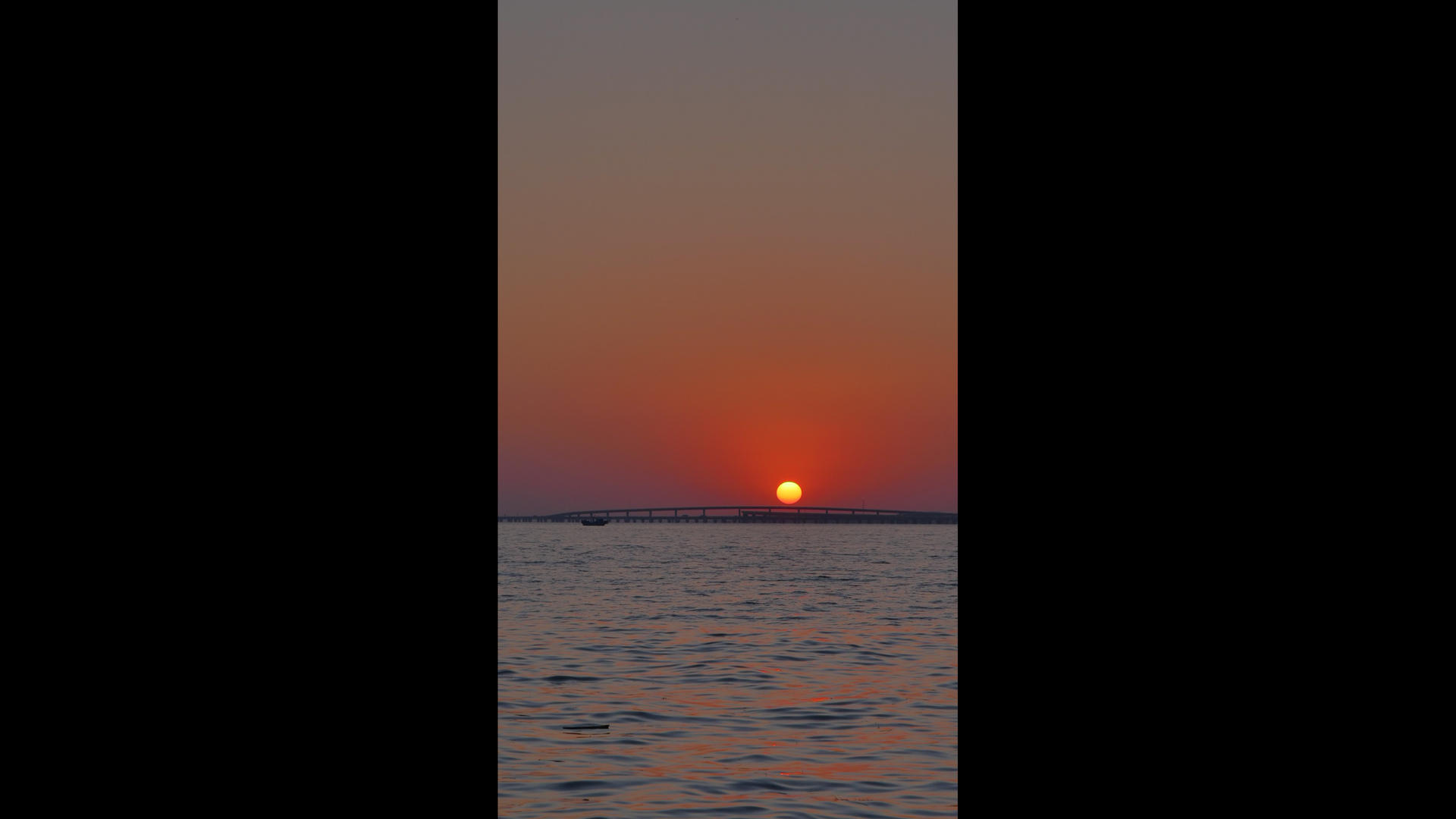 4k竖版海平线日落夕阳视频的预览图