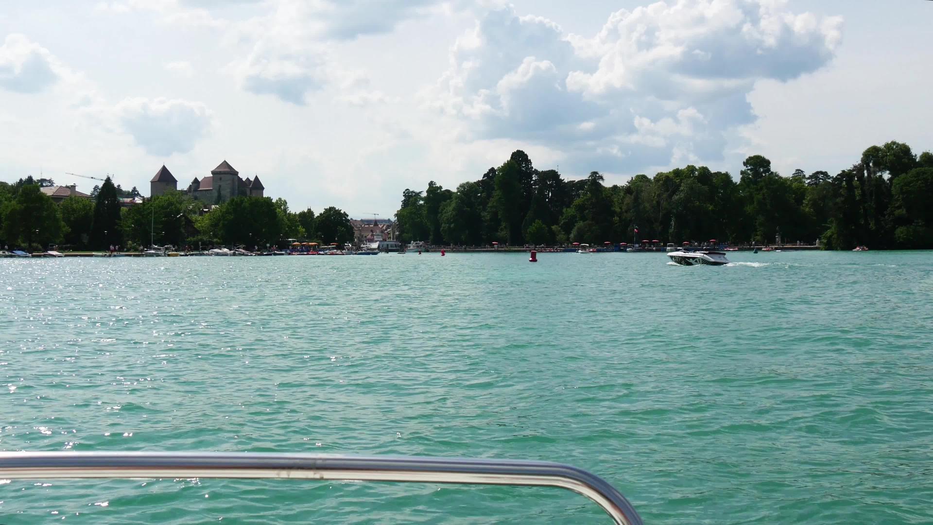 在法国阿尔卑斯山Annecy在湖上的摩托艇上视频的预览图
