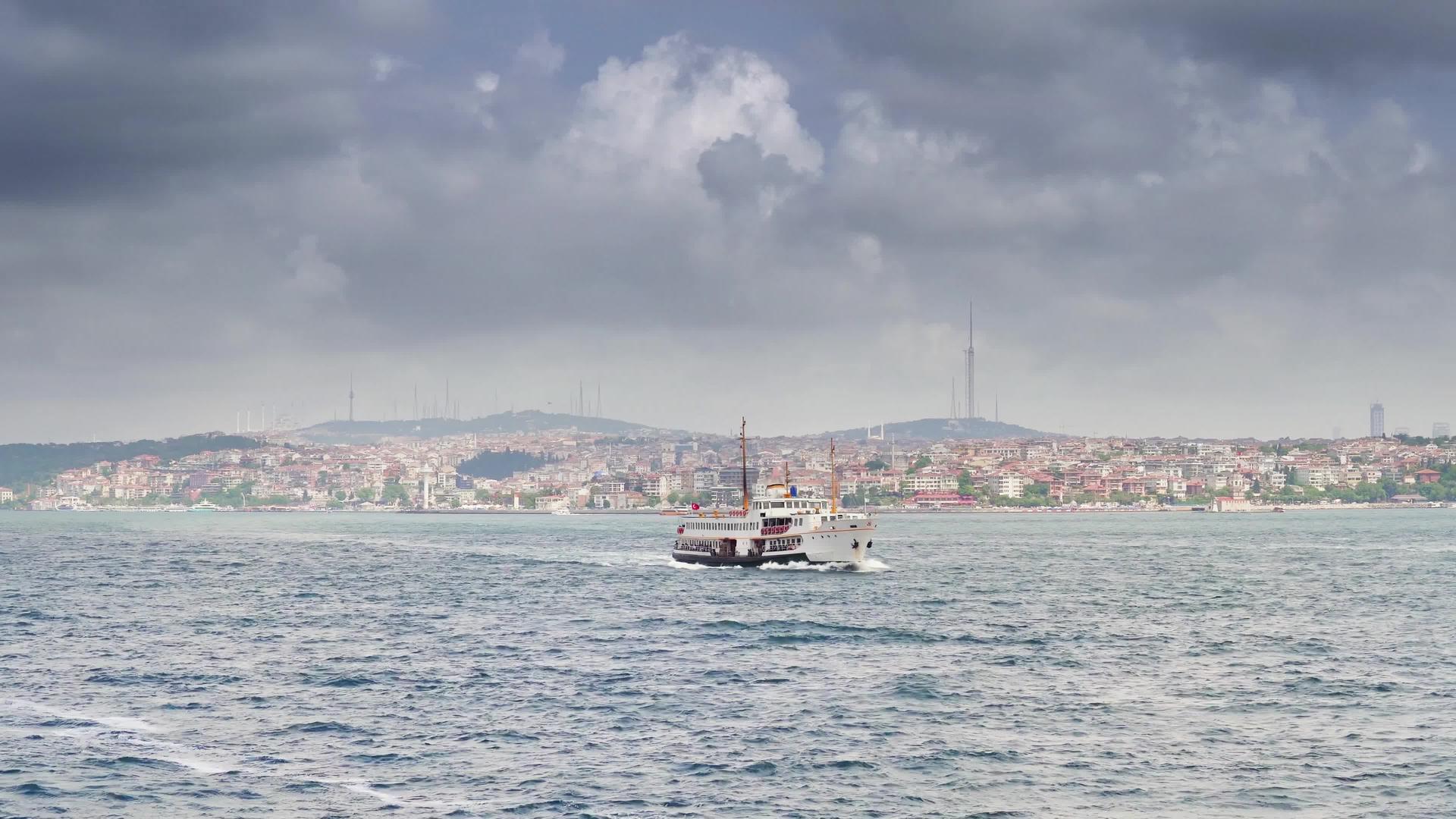 沿着波斯波鲁斯海峡的船只视频的预览图