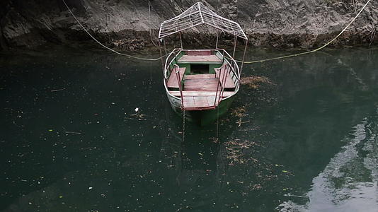 一艘船用绳子锁在湖里视频的预览图