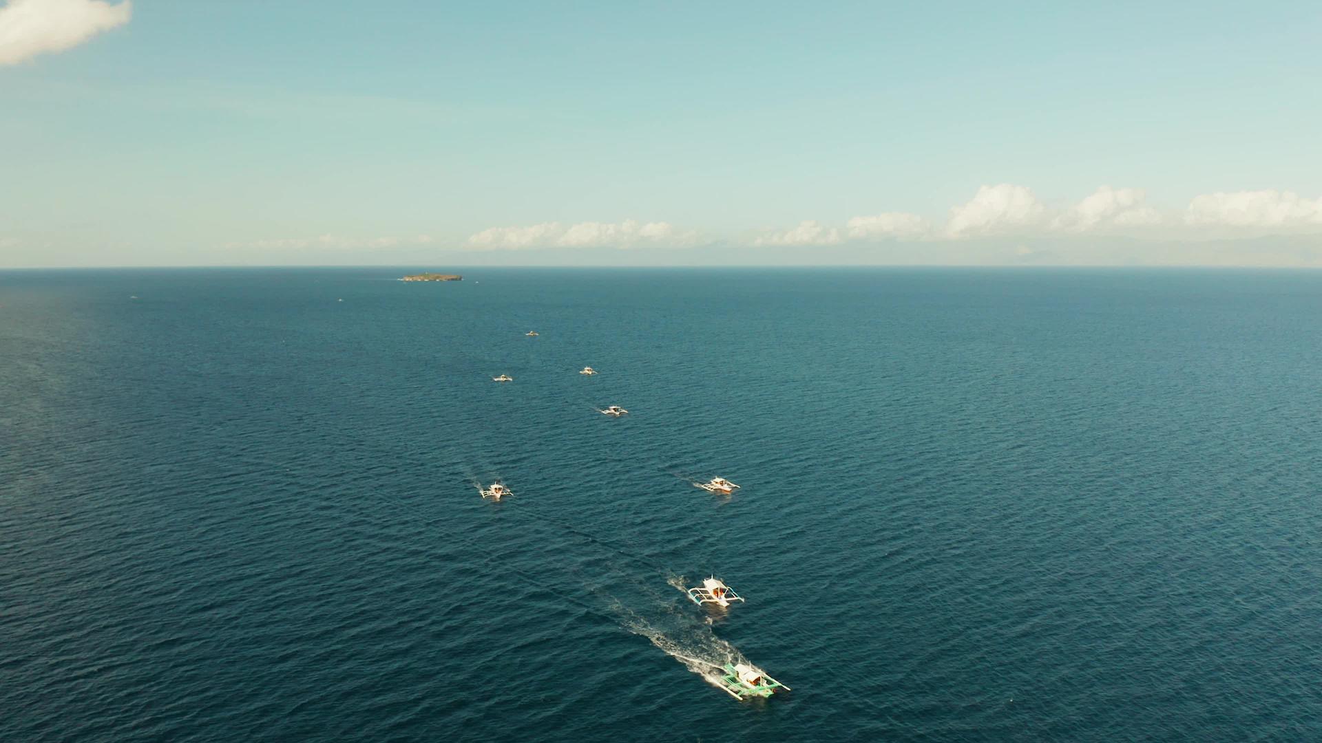 当地的菲利皮诺渔船在深蓝色的海洋视频的预览图
