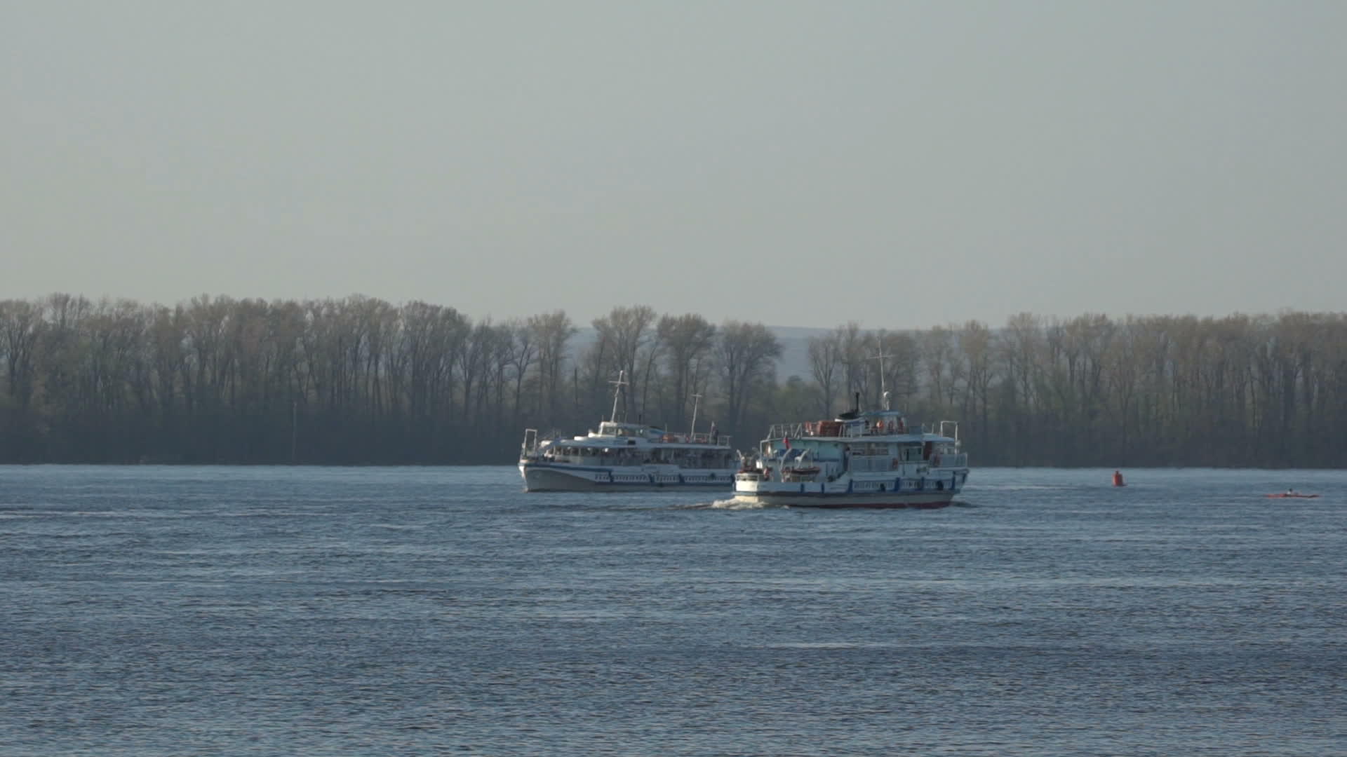 两艘船在河岸上航行视频的预览图